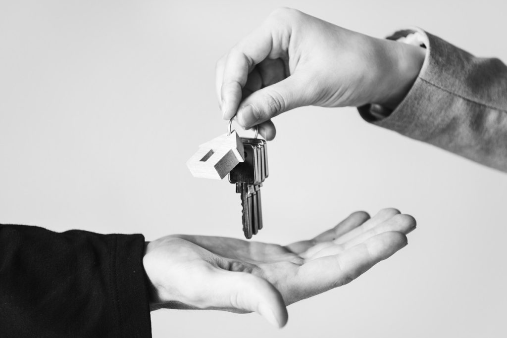 kiracı ve ev sahibi arasında anahtar teslimi-kira artışı ve tahliye süreci-gta hukuk bürosu